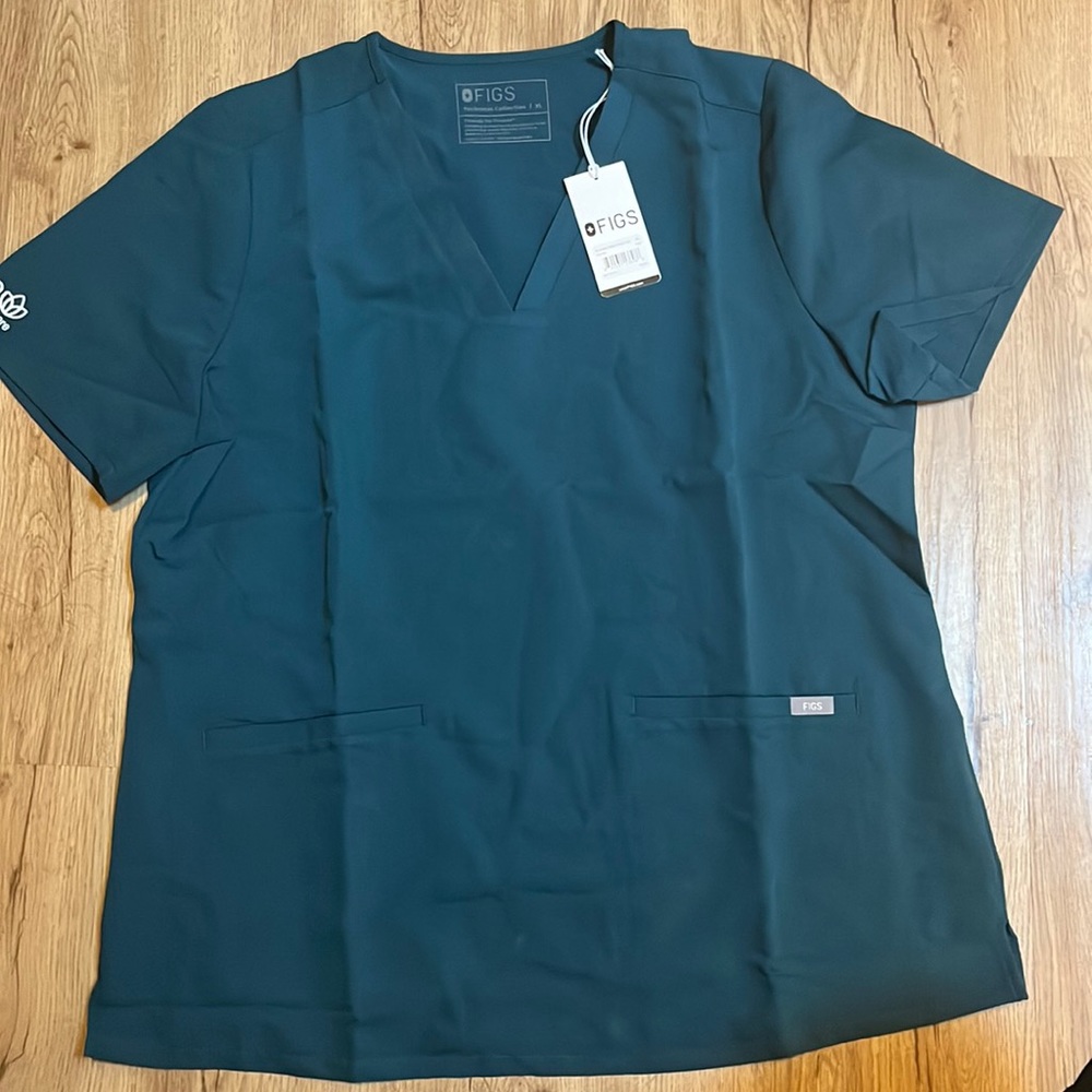 Figs Casma 3 pocket scrub top